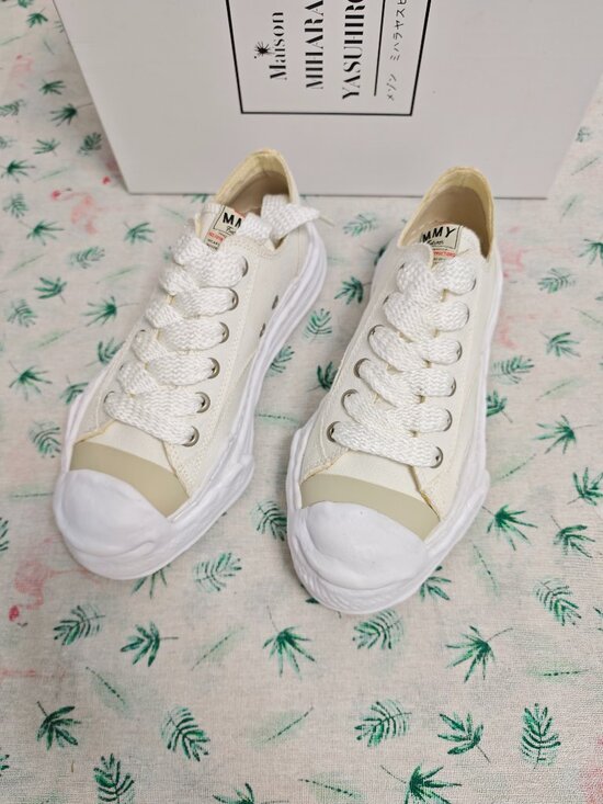 Maison Mihara Yasuhiro Shoes - Maison Mihara Yasuhiro MMY White Canvas Low-Top Sneakers, Original Sole